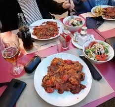 Schnitzel con ensalada y bebidas